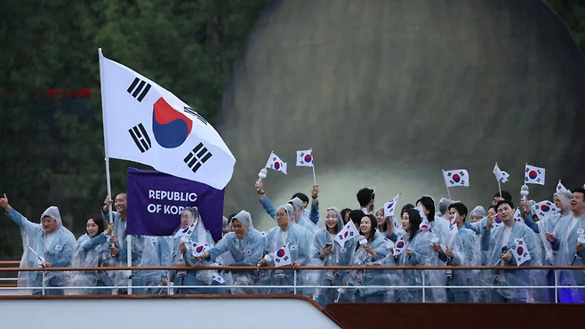 파리 올림픽 개막식에선 한국 선수단이 '북한'으로 잘못 소개되는 등 크고 작은 실수들도 발생했다