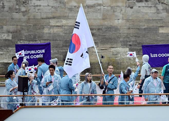 대한민국 올림픽 선수단의 기수 우상혁(오른쪽)과 김서영이 27일(한국시간) 프랑스 파리 센강 일대에서 열린 2024 파리올림픽 개회식에 참석하기 위해 배를 타고 이동하고 있다. (공동취재) 2024.7.27/뉴스1 ⓒ News1