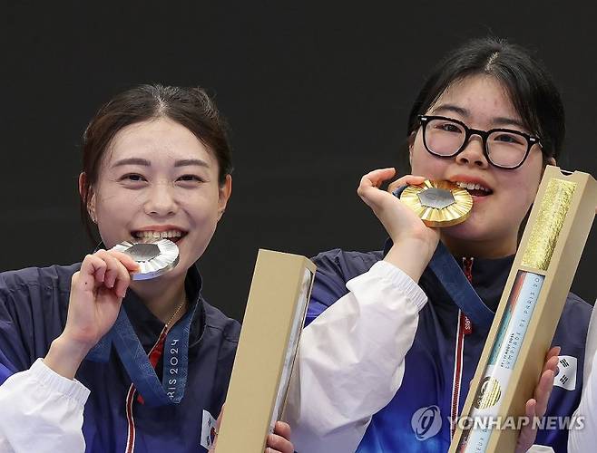 오예진-김예지 나란히 금,은 동반 수확 / 28일(현지시간) 프랑스 샤토루 슈팅 센터에서 열린 2024 파리올림픽 사격 공기권총 10m 여자 결선에서 금메달을 수확한 오예진(오른쪽)과 은메달을 딴 김예지가 메달을 입에 물고 기뻐하고 있다. (연합뉴스)