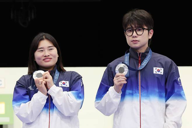 <yonhap photo-8252=""> 한국에 첫 메달 안겨준 사격 금지현과 박하준 (샤토루[프랑스]=연합뉴스) 임화영 기자 = 27일(현지시간) 프랑스 샤토루 슈팅 센터에서 열린 2024 파리올림픽 사격 공기소총 10m 혼성 단체 결선에서 은메달을 차지한 금지현(왼쪽)과 박하준이 시상대에서 기념촬영하고 있다. 2024.7.27 hwayoung7@yna.co.kr/2024-07-27 19:34:34/ <저작권자 ⓒ 1980-2024 ㈜연합뉴스. 무단 전재 재배포 금지, AI 학습 및 활용 금지></yonhap>