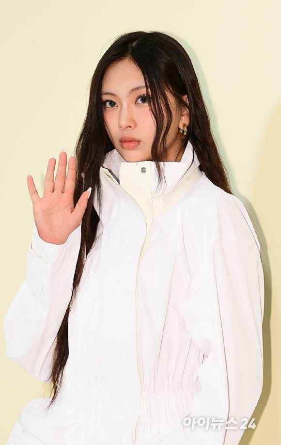 '시크하게' 뉴진스 혜인이 26일 서울 서초구 반포동 신세계백화점 강남점에서 열린 명품 패션브랜드 팝업 스토어 오픈 행사에 참석하고 있다. [사진=정소희 기자]