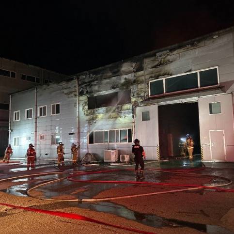 ▲ 지난 26일 오후 9시 35분쯤 강릉시 사천면 방동리의 한 공장에서 화재가 발생했다.(사진제공=강원특별자치도소방본부)