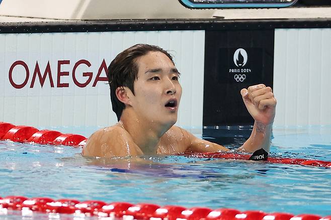 김우민이 27일(현지시간) 파리 라 데팡스 아레나에서 열린 2024파리올림픽 수영 자유형 남자 400m 결승에서 동메달을 확정하고 환호하고 있다. 파리 | 올림픽사진공동취재단