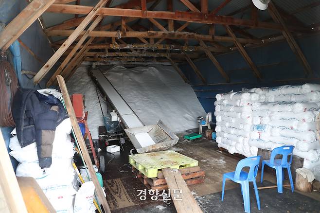 28일 공생염전 창고에 채취한 소금이 쌓여 있다. 정지윤 선임기자