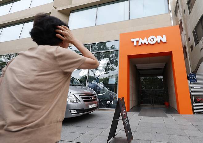 A person stands in front of Tmon headquarters in southern Seoul on Sunday, amid delayed payments of Tmon and WeMakePrice under Singapore-based e-commerce company Qoo10. (Newsis)