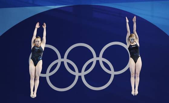 Lena Hentschel and Jette Muller of Germany compete in the women's synchronized 3m springboard final at the 2024 Paris Olympics in Saint Denis, Paris on Saturday.  [EPA/YONHAP]