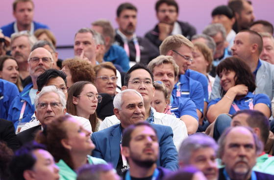 Samsung Electronics Executive Chairman Lee Jae-yong watches the mens' individual sabre at the Grand Palais in Palace on July 27. [YONHAP]