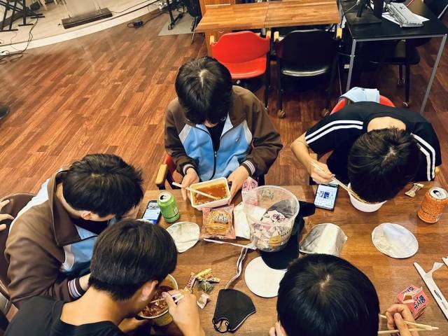 학교 마치고 교회에 온 아이들이 컵라면을 먹고 있는 장면. 교회에서 시간을 보다가 학원을 가곤 한다고 전웅제 목사는 전했다. 전 목사 제공