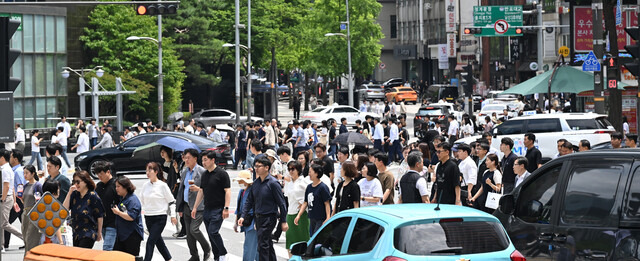 서울의 중심, 세종로. 거대한 사무실 건물들이 어깨를 나란히 하고 서있는 회색 도시의 심장부다. 직장인들이 일제히 거리로 쏟아져 나와 점심을 해결하려는 모습은 그 자체로 하나의 광경이다. 서울의 주간 인구 지수는 전국에서 가장 높다. 조주현기자