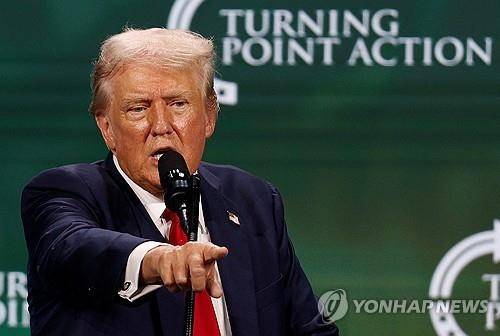 도널드 트럼프 전 대통령이 26일(현지시간) 플로리다주 웨스트팜비치 기독교 단체 행사에서 연설하고 있다. <사진=로이터 연합뉴스>