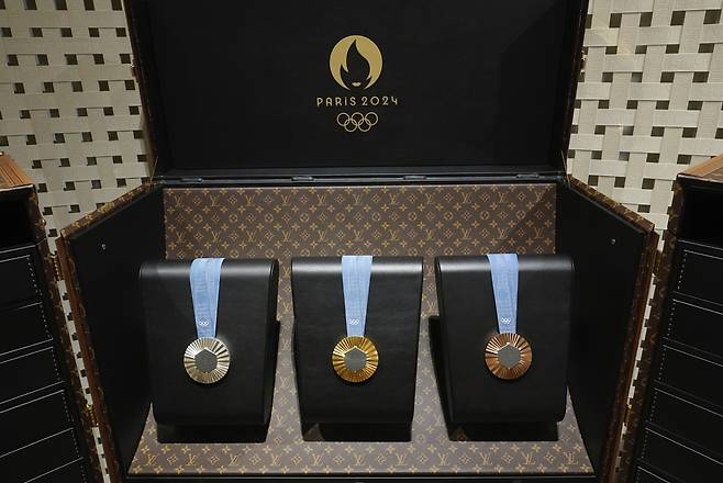 2024년 파리 하계 올림픽을 위해 LVMH의 메종 쇼멧이 만든 올림픽 메달이 LVMH 파빌리온에 전시돼 있다. [AP]