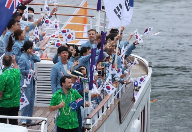 대한민국 선수단이 2024 파리 올림픽 개막식 퍼레이드에 등장한 모습. [사진, 삼성전자]