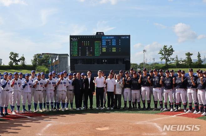 [포항=뉴시스] 26일 경북 포항야구장을 방문한 이강덕 시장이 '제58회 대통령배 전국고교야구대회' 관계자와 32강전을 펼치는 안동 예일메디텍고와 평택 청담고 선수단을 격려하며 기념 촬영을 하고 있다. (사진=포항시 제공) 2024.07.28. photo@newsis.com