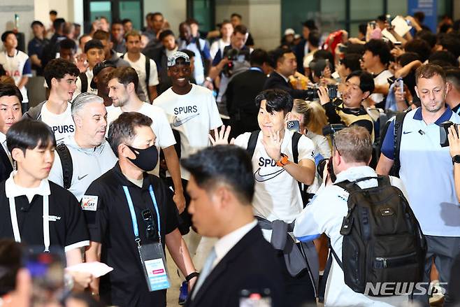 [인천공항=뉴시스] 김근수 기자 = 잉글랜드 프로축구 프리미어리그(EPL) 토트넘 홋스퍼 주장 손흥민과 벤 데이비스 등 토트넘 홋스퍼 선수들이 28일 인천 중구 인천국제공항 제1여객터미널을 통해 입국하고 있다. 토트넘 홋스퍼는 오는 31일과 8월 3일 서울월드컵경기장에서 '팀 K리그'와 '바이에른 뮌헨'과 '쿠팡플레이 시리즈' 경기를 치를 예정이다. 2024.07.28. ks@newsis.com