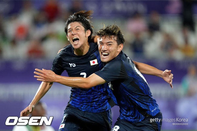 [사진] 일본 축구가 2024 파리 올림픽에서 말리를 1-0으로 꺾고 2연승을 달렸다. 그 덕분에 조기에 8강 진출을 확정하며 56년 만의 메달 획득 청신호를 밝혔다. 일본이 와일드카드없이 23세 이하(U-23) 선수들만 올림픽 8강에 오른 건 처음 있는 일이다. 반면 한국은 올림픽 본선 무대조차 밟지 못하며 세계 최초 10회 연속 올림픽 출전 대기록이 좌절됐다. 선제골을 터트리고 기뻐하는 야마모토 리히토.