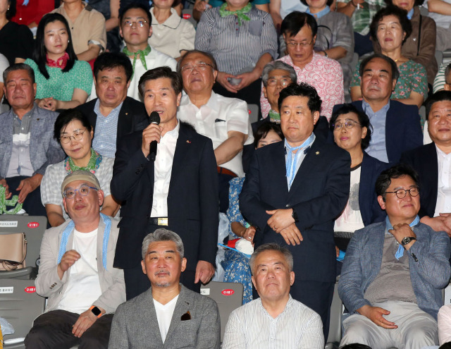 ▲안병구 밀양시장(왼쪽)과 허홍 밀양시의장(오른쪽)이 제24회 밀양공연예술축제 개막식에서 환영 인사를 하고 있다.ⓒ밀양시