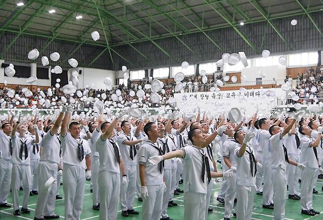 26일 경남 창원시 진해구 해군교육사령부 호국관에서 열린 해군병 704기 수료식에서 704기 장병들이 수료를 기뻐하며 정모를 던지고 있다. 해군 제공