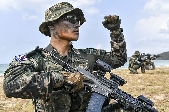 2024 코브라골드 훈련에 참여한 해병대 수색부대 장병들이 해안에서 정찰활동을 실시하고 있다. 세계일보 자료사진