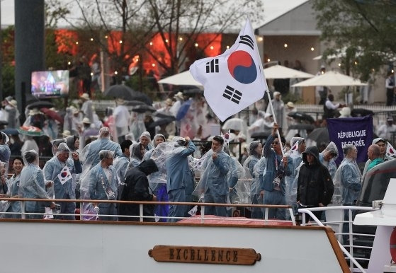 2024 파리올림픽 개막식이 열린 26일(한국시간) 한국 선수단을 태운 배가 프랑스 파리 이에나 다리를 지나고 있다. 연합뉴스