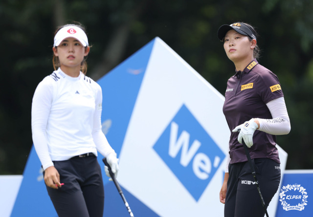 드라이브 거리 1위와 2위에 올라 있는 방신실(오른쪽)과 황유민. 사진 제공=KLPGA