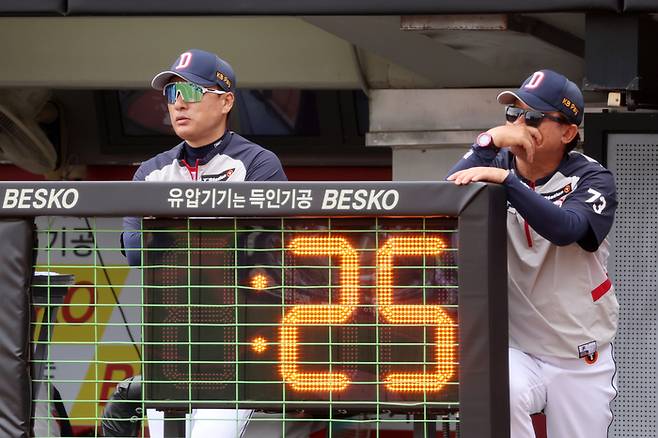 이승엽 두산 감독(왼쪽)과 박흥식 수석코치. 연합뉴스