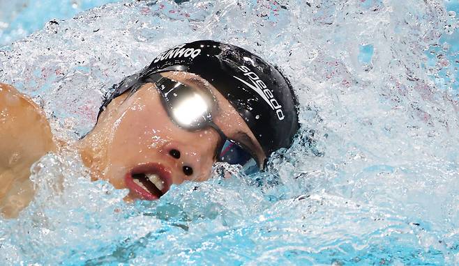 ▲ 황선우는 "어느 대회든 예선이 가장 힘들다. 그래도 1분46초1대의 기록은 지금까지 메이저대회 중 가장 편안한 레이스였던 것 같다"며 "사실 준결승까지는 16명이 올라가기에 널널한 편이다. 결승으로 8명만 올라가는 준결승이 중요하다. (1분)44초대 선수가 8명인 것으로 안다. 준결승부터 98% 정도는 보여야 할 것 같다"라고 했다.&nbsp; ⓒ연합뉴스