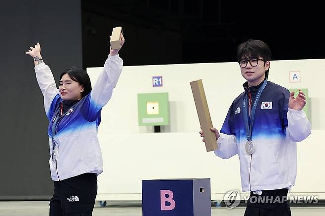 한국에 첫 메달 안겨준 사격 금지현과 박하준 (샤토루[프랑스]=연합뉴스) 임화영 기자 = 27일(현지시간) 프랑스 샤토루 슈팅 센터에서 열린 2024 파리올림픽 사격 공기소총 10m 혼성 단체 결선에서 은메달을 차지한 금지현(왼쪽)과 박하준이 시상식을 마친 뒤 손을 들어보이고 있다. 2024.7.27 hwayoung7@yna.co.kr