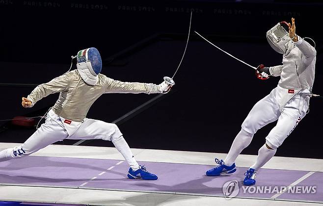 상대 공격 피하는 오상욱 (파리=연합뉴스) 황광모 기자 = 27일(현지시간) 프랑스 파리 그랑 팔레에서 열린 2024 파리올림픽 펜싱 남자 사브르 준결승전에서 오상욱이 이탈리아의 루이지 사멜레의 공격을 피하고 있다. 2024.7.28 hama@yna.co.kr