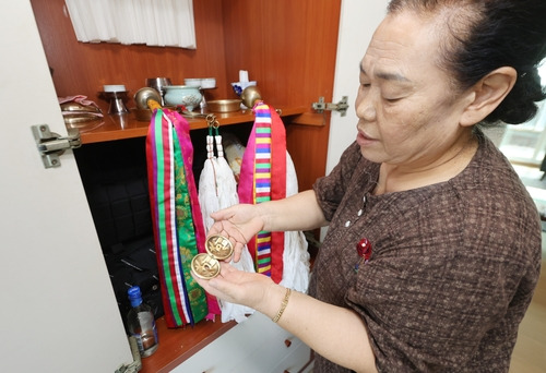 고(故) 서재 김윤수 큰 심방의 멩두 (제주=연합뉴스) 변지철 기자 = 고(故) 서재 김윤수 큰 심방의 아내 이용옥 심방(현 제주칠머리당영등굿 보존회장)이 지난 23일 제주시 조천읍 자택에서 간직하고 있는 남편의 멩두를 보이고 있다. 멩두는 신칼, 산판, 요령을 총칭하는 말로 심방이 굿판에서 가장 핵심적으로 사용하는 무구다. 2024.7.28