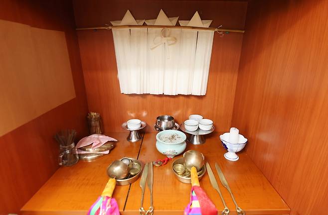 고(故) 서재 김윤수 큰 심방의 멩두 (제주=연합뉴스) 변지철 기자 = 김윤수 큰 심방의 아내 이용옥 심방(현 제주칠머리당영등굿 보존회장)이 제주시 조천읍 자택에서 간직하고 있는 남편의 멩두. 멩두는 신칼, 산판, 요령을 총칭하는 말로 심방이 굿판에서 가장 핵심적으로 사용하는 무구다. 지난 23일 촬영. 2024.7.28