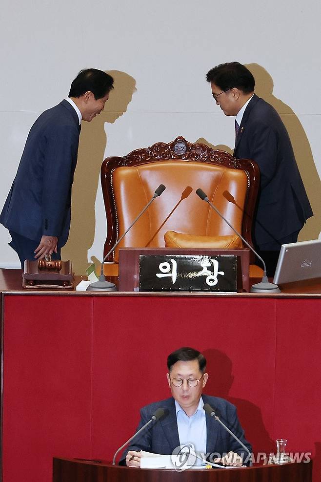 주호영 빠진 국회의장단 '강행군' (서울=연합뉴스) 김주성 기자 = 우원식 국회의장이 28일 오후 국회 본회의에서 국민의힘 유용원 의원의 방송문화진흥회법 반대 무제한토론이 진행되는 사이 더불어민주당 이학영 국회의장과 의장석을 교대하고 있다. 
    국민의힘 소속 주호영 국회부의장이 국회 본회의 사회를 거부함에 따라 우 의장과 이 부의장은 무제한토론이 사흘째 계속되는 동안 번갈아 가며 의장석을 지키고 있다. 2024.7.28 utzza@yna.co.kr