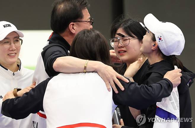 오늘은 한국 사격의 잔칫날 (샤토루[프랑스]=연합뉴스) 임화영 기자 = 28일(현지시간) 프랑스 샤토루 슈팅 센터에서 열린 2024 파리올림픽 사격 공기권총 10m 여자 결선에서 금메달을 수확한 오예진(가운데)와 은메달을 획득한 김예지가 코치진과 기쁨을 나누고 있다. 2024.7.28 hwayoung7@yna.co.kr