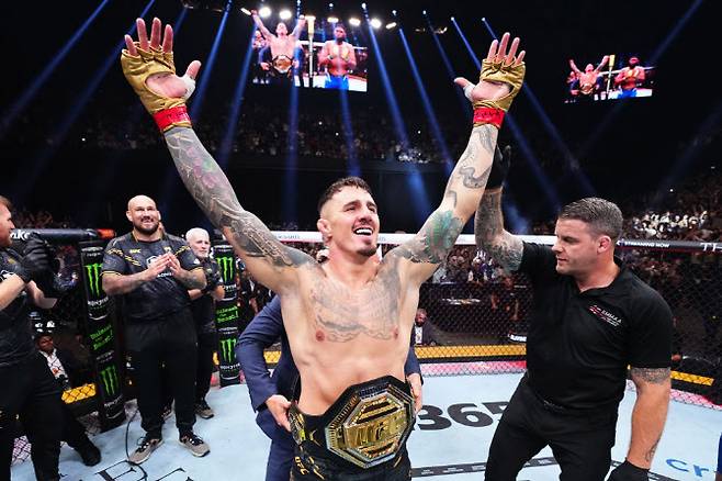 UFC 헤비급 잠정 챔피언 1차 방어전을 성공한 뒤 기뻐하는 톰 아스피날. 사진=UFC