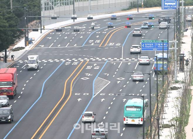 버스전용중앙차로가 있지만 중앙차로 정거장이 없어 버스들이 길 옆 정거장을 운행하고 있다.(사진=정재훈기자)