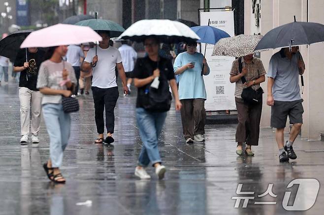 우산을 쓴 시민들이 걸어가고 있다./뉴스1 ⓒ News1