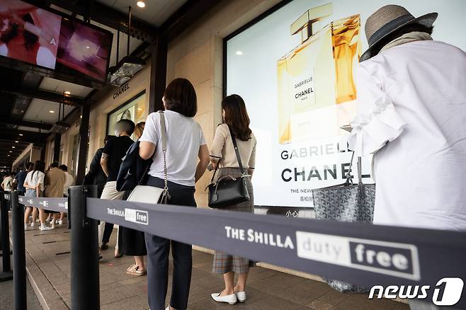 21일 서울 중구 장충동 신라면세점을 찾은 고객들이 재고면세품 구매를 위해 길게 줄지어 서 있다. 2020.7.21/뉴스1 ⓒ News1 유승관 기자