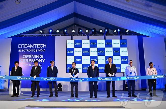 26일(현지시간) 열린 드림텍 인도 제1공장 준공식에서 박찬홍 드림텍 대표이사(좌측에서 다섯 번째), 장재복 주인도대사(좌측에서 여섯 번째) 외 내외빈이 커팅식을 진행하고 있다.(드림텍 제공)