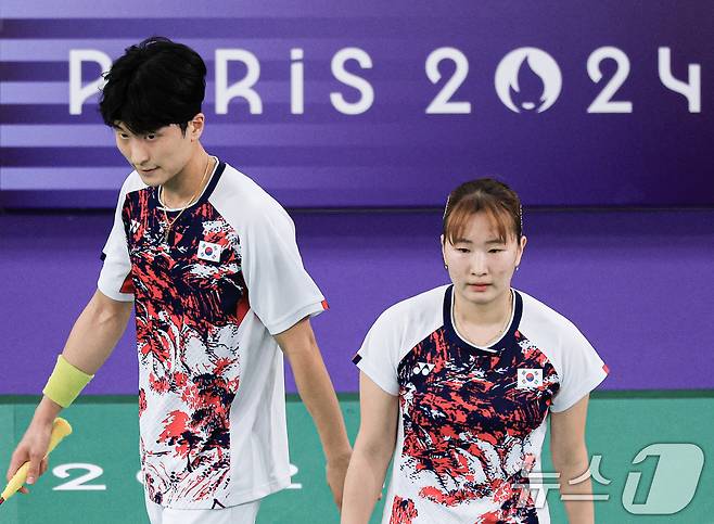 대한민국 배드민턴 대표팀 김원호, 정나은 선수가 28일 오후(한국시간) 프랑스 파리 라 샤펠 아레나에서 열린 2024 파리올림픽 배드민턴 혼합 복식 조별예선에서 프랑스와 맞대결을 펼치고 있다. 2024.7.28/뉴스1 ⓒ News1 박정호 기자