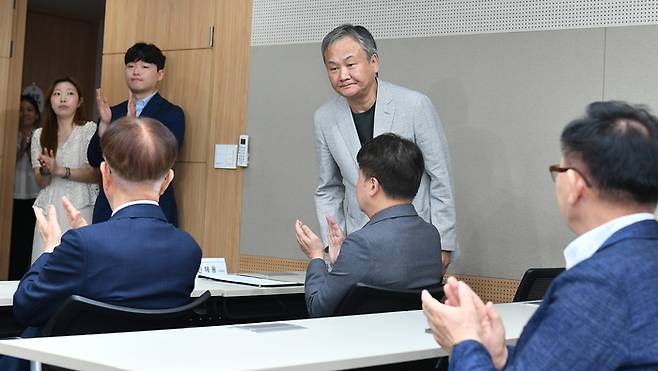 유재학 경기본부장이 총재 취임식에서 인사하고 있다. 사진 | KBL