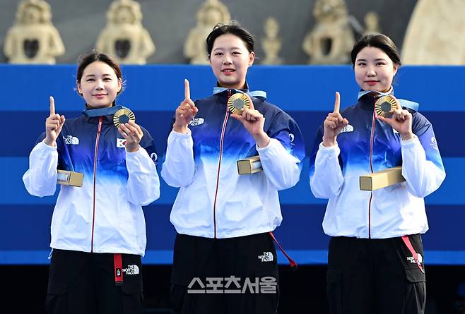 여자 양궁 대표팀의 전훈영(왼쪽부터), 임시현, 남수현이 28일(한국시간) 프랑스 파리 앵발리드에서 열린 2024 파리올림픽 양궁 여자 리커브 단체 결승에서 중국을 꺾고 10회 연속 금메달의 대기록을 달성한 뒤 손가락과 메달로 숫자 10을 만들어 보이고 있다. 파리 | 박진업 기자 upandup@sportsseoul.com