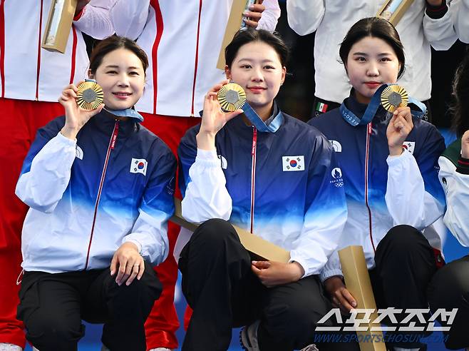 28일(한국시각) 프랑스 파리 앵발리드에서 열린 '2024 파리올림픽' 양궁 여자 리커브 단체전 금메달을 딴 한국 전훈영, 임시현, 남수현이 시상대에서 금메달을 들어보이고 있다. 파리(프랑스)=정재근 기자 cjg@sportschosun.com/2024.7.28/