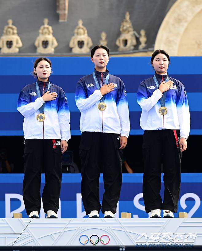 28일(한국시각) 프랑스 파리 앵발리드에서 열린 '2024 파리올림픽' 양궁 여자 리커브 단체전 금메달을 딴 한국 전훈영, 임시현, 남수현이 시상대에서 국기에 대한 경례를 하고 있다. 파리(프랑스)=정재근 기자 cjg@sportschosun.com/2024.7.28/