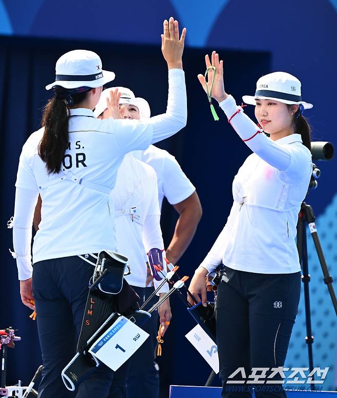 28일(한국시각) 프랑스 파리 앵발리드에서 열린 '2024 파리올림픽' 양궁 여자 리커브 단체 한국과 대만의 8강전에서 한국 임시현, 전훈영, 남수현이 승리를 거둔 후 환호하고 있다. 파리(프랑스)=정재근 기자 cjg@sportschosun.com/2024.7.28/