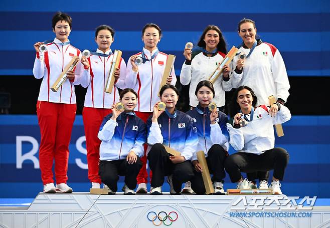 28일(한국시각) 프랑스 파리 앵발리드에서 열린 '2024 파리올림픽' 양궁 여자 리커브 단체전에서 금메달을 딴 한국 전훈영, 임시현, 남수현이 시상대에서 중국, 멕시코 선수와 함께 기념촬영을 하고 있다. 파리(프랑스)=정재근 기자 cjg@sportschosun.com