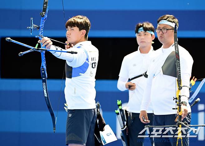 남자 양궁 대표팀(김우진, 이우석, 김제덕)이 29일(한국시각) 프랑스 파리 앵발리드에서 열린 2024 파리올림픽 양궁 남자 리커브 단체 일본과의 8강전에서 승리했다. 김재덕이 활을 쏘고 있다. 파리(프랑스)=정재근 기자 cjg@sportschosun.com/2024.7.29/