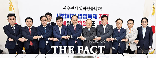 김고현 한국무역협회 전무, 박동민 대한상공회의소 기획조정본부장, 정윤모 중소기업중앙회 상근부회장, 이상호 한국경제인협회 경제산업본부장, 정점식 국민의힘 정책위의장, 추 원내대표, 손경식 한국경영자총협회장, 박성민 국민의힘 의원, 이동근 경총 상근부회장, 이호준 한국중견기업연합회 상근부회장, 조지연 국민의힘 의원(왼쪽부터)이 간담회에 앞서 기념촬영을 하고 있다.