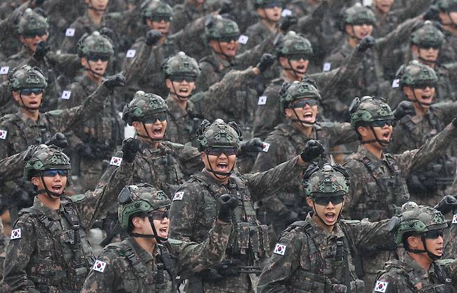 26일 경기도 성남 서울공항에서 열린 건군 제75주년 국군의날 기념식에서 국군 장병들이 분열하고 있다./뉴시스