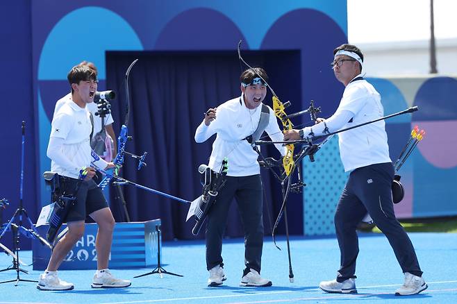 29일(현지시각) 프랑스 파리 레젱발리드 양궁 경기장에서 열린 2024 파리올림픽 양궁 남자 단체 8강전 한국과 일본의 경기. 승리한 한국 대표팀 선수들이 기뻐하고 있다./ 연합뉴스