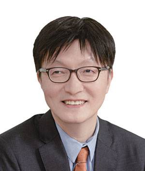 김흥종 고려대 특임교수 서울대 경제학 학·석·박사, 옥스퍼드대 명예 펠로, 현 산업통상자원부 통상 교섭민간자문위원회 위원, 전 대외경제정책연구원(KIEP) 원장