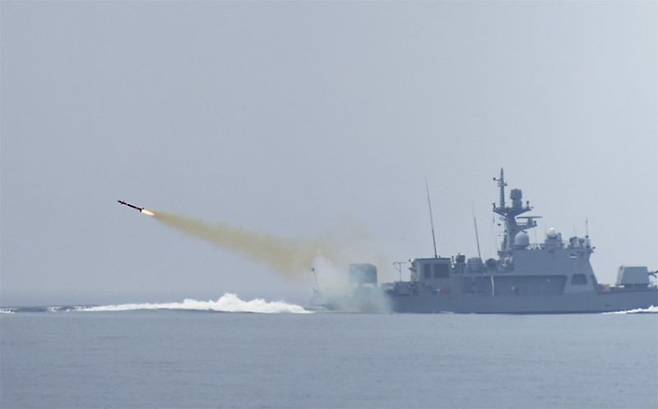 LIG넥스윈과 국방과학연구원(ADD)이 PKMR 검독수리-B사업을 위해 개발한 130mm로켓 비룡은 해궁과 비궁의 기술이 일부 접목됐다. PKMR에 탑재된 130mm 유도로켓 발사 장면. 사진=방위사업청 제공